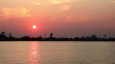 Nehrin yanında Güzel Gün Batımı