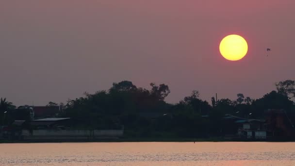 Paramotorflug Bei Schönem Sonnenuntergang Fluss — Stockvideo