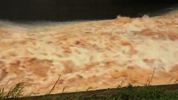 Barajın Akışı Yakınlaştırma Tekniğiyle Bir Kanaldan Akıyor — Stok video