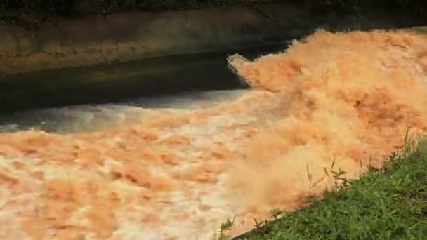 Corriente Agua Presa Está Fluyendo Través Canal Con Técnica Zoom — Vídeo de stock