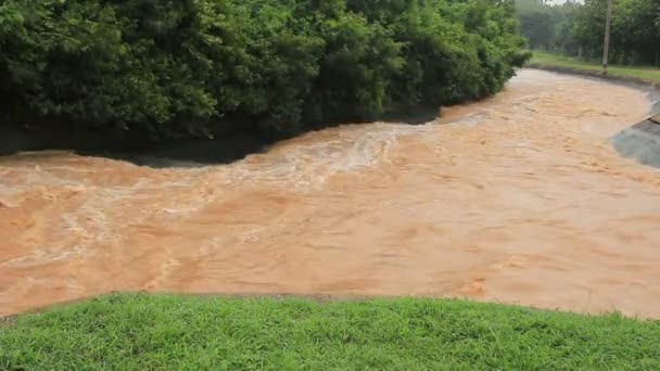 Corriente Agua Presa Está Fluyendo Través Canal Con Técnica Zoom — Vídeo de stock