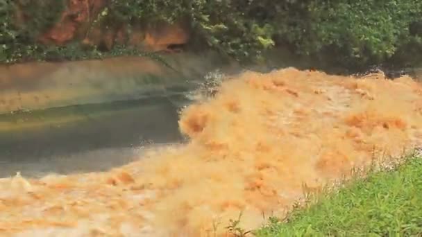 Водний Потік Греблі Протікає Через Канал Збільшенням Техніки — стокове відео