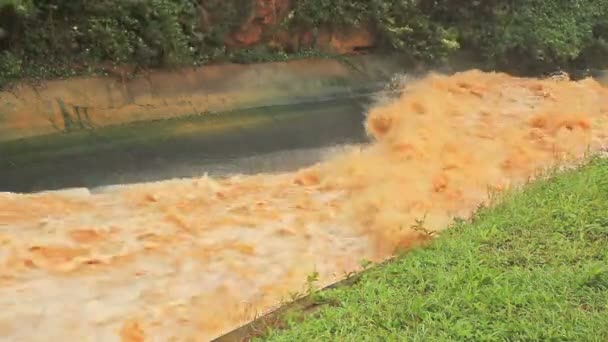 Water Stream Dam Flowing Canal Zoom Out Technique — Stock Video