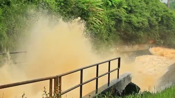 Courant Eau Barrage Coule Travers Canal Avec Une Technique Zoom — Video