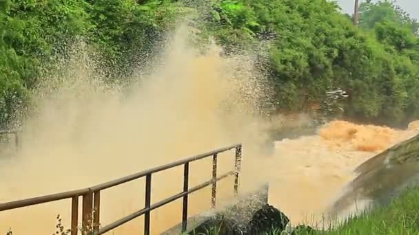 Fluxul Apă Barajului Curge Printr Canal Tehnica Zoom Out — Videoclip de stoc