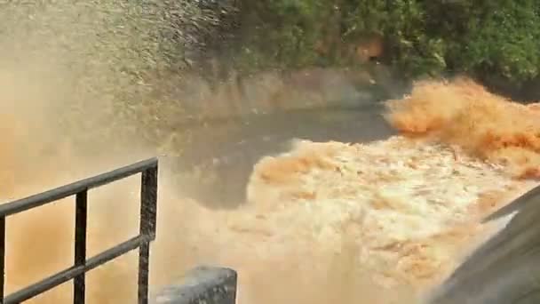 Courant Eau Barrage Coule Travers Canal Avec Une Technique Zoom — Video