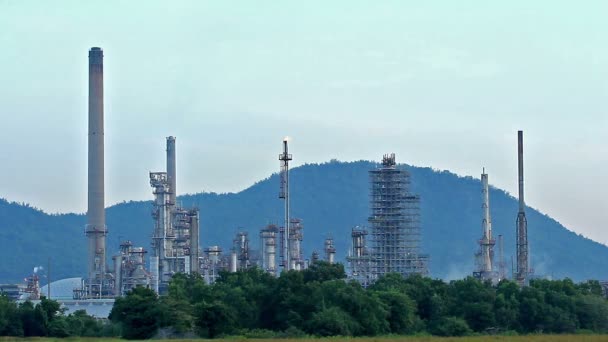 具有山地背景的炼油厂 — 图库视频影像