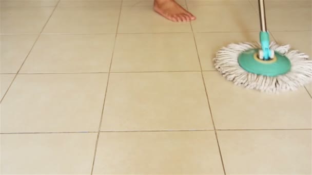 Mopping Piso Cerámica Con Fregona — Vídeos de Stock