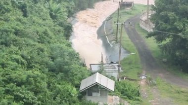 Barajdan gelen su akıntısı Top View 'dan Kanal' a gider.