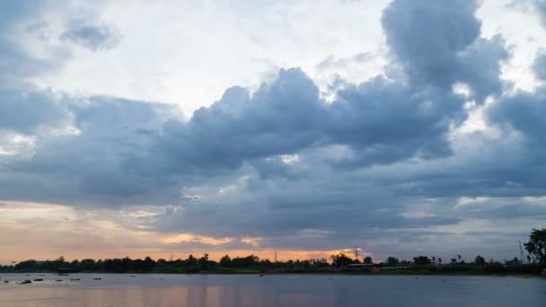 Sturmwolke Über Dem Fluss Zeitraffer Bei Sonnenuntergang — Stockvideo