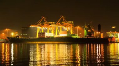 Yükleme Zamanı Geçirme Limanı 'ndaki konteyner gemisi. Bangkok-Tayland