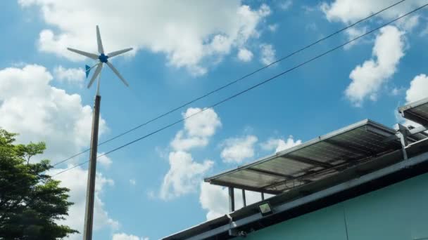 Painéis Solares Telhado Turbina Eólica Com Céu Azul Fundo Nuvem — Vídeo de Stock