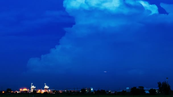 Gewitter Über Elektrizitätswerk Mit Blitz Zeitraffer — Stockvideo