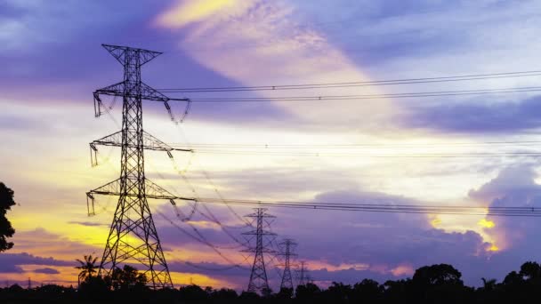 Elektricitet Pelare Mot Färgglada Solnedgång Bakgrund Timelapse — Stockvideo