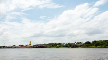 Bulut, Tayland 'ın Nonthaburi Eyaleti' ndeki Chaophraya Nehri üzerinde ilerliyor.