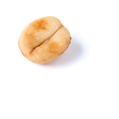 Yeşil kahve çekirdekleri üzerine beyaz izole 