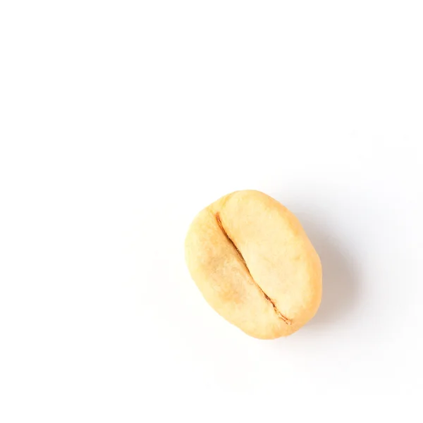 Nepražené kávová zrna izolované na bílém — Stock fotografie