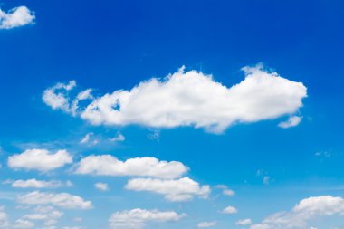 Bulutlu mavi gökyüzü