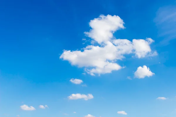 Blauwe lucht met wolken — Stockfoto