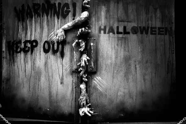 Zombie hand door de deur — Stockfoto