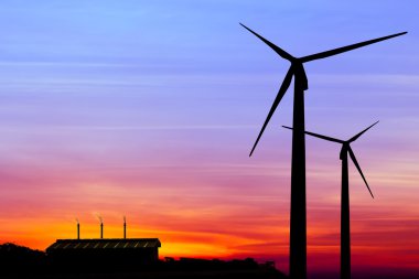 siluet rüzgar türbini jeneratörü carb fabrika emisyonları ile