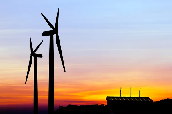 Silhouet wind turbine generator met fabriek uitstoot van carb — Stockfoto