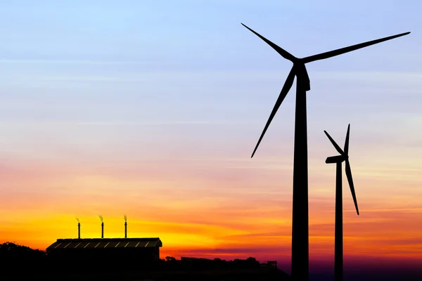 剪影风力发电机组，工厂排放的碳水化合物 — 图库照片