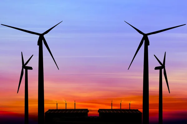 Silhouet wind turbine generator met fabriek uitstoot van carb — Stockfoto