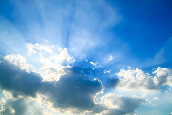 Mooie blauwe hemel met wolken en zonnestralen Stockfoto