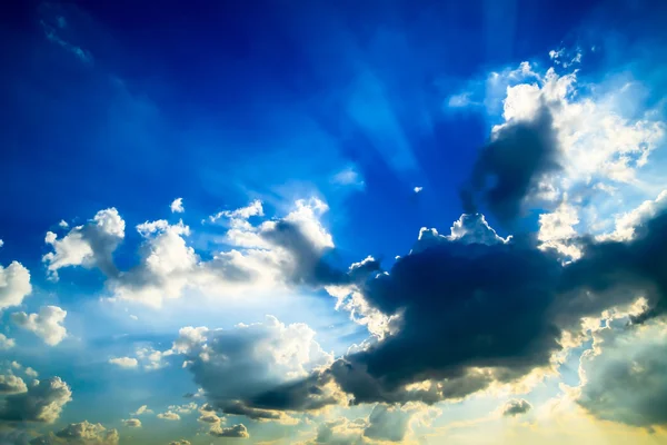 Schöner blauer Himmel mit Wolken und Sonnenstrahlen — Stockfoto