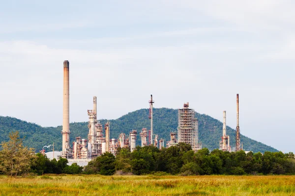 Refinería de petróleo con fondo de cielo azul —  Fotos de Stock