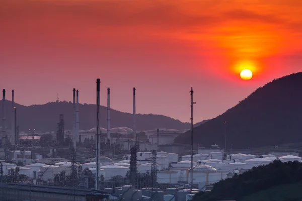 Raffinaderiet med vacker solnedgång bakgrund — Stockfoto