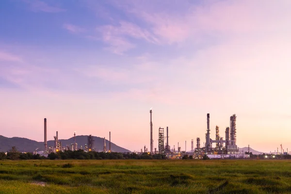 Refinería de petróleo con hermoso fondo de puesta del sol — Foto de Stock