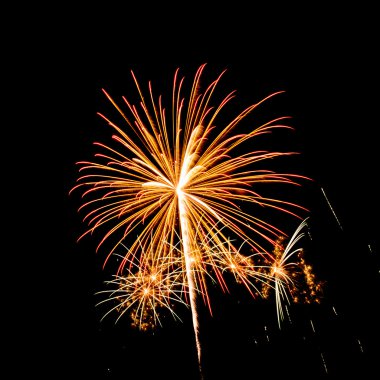 karanlık gökyüzü arka plan üzerinde renkli havai fişek