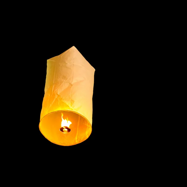 Плавающий фонарь на темном фоне неба — стоковое фото
