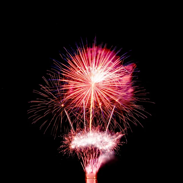 Fuochi d'artificio colorati su sfondo cielo scuro — Foto Stock