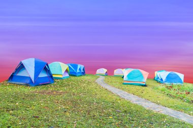 güzel gün batımı arka plan ile turist çadır