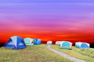 güzel gün batımı arka plan ile turist çadır