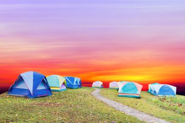 güzel gün batımı arka plan ile turist çadır