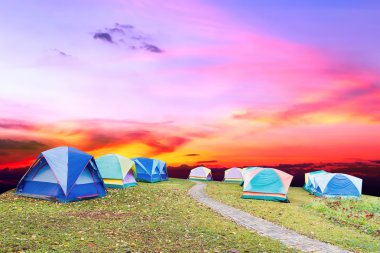 güzel gün batımı arka plan ile turist çadır