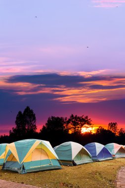güzel gün batımı arka plan ile turist çadır