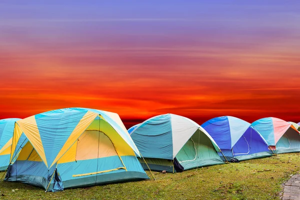 Туристическая палатка на красивом фоне заката — стоковое фото