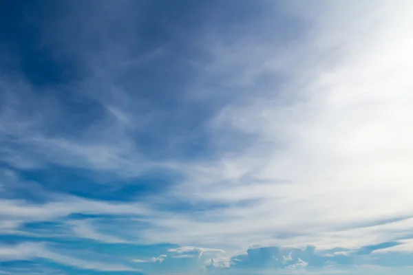 Blauwe hemel met wolken, natuurlijke hemel compositie voor achtergrond — Stockfoto