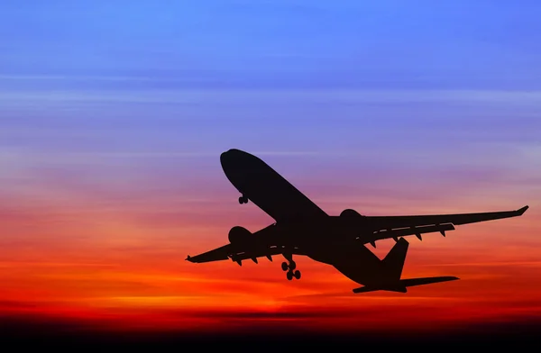 Avión comercial Silhouetted volando al atardecer —  Fotos de Stock