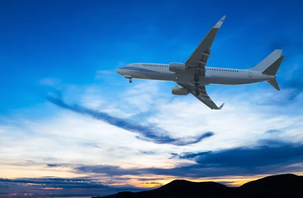 Avión comercial volando al atardecer —  Fotos de Stock