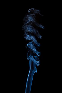 siyah arka plan üzerine izole soyut duman