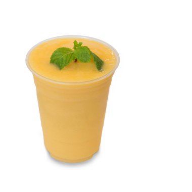 paket servisi olan restoran cam üzerinde beyaz ba izole soğuk taze mango smoothie