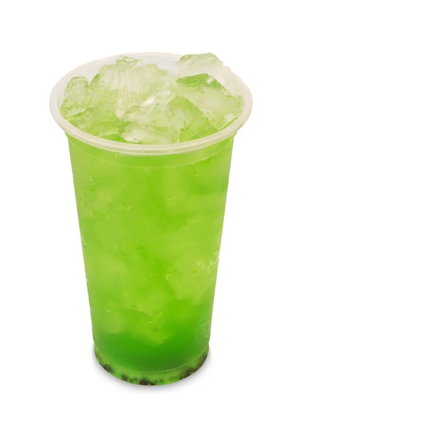 Tè verde freddo con kiwi isolato su sfondo bianco con — Foto Stock