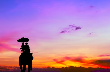 gün batımında turist filli siluet