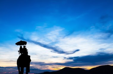 gün batımında turist filli siluet